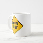 Mug Coffee First - Symbole d'avertissement de devis am (Devant gauche)