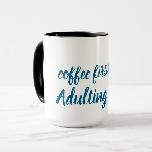 Mug Coffee First Tee – Funny & Tren (Devant gauche)