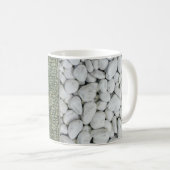 Mug Collage de terrain de galets blancs (Devant droit)