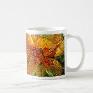 Mug Collage d'or de papillon et de lis