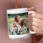 Mug Collage photo des meilleurs amis Customisés<br><div class="desc">Ce meilleur ami moderne, photo collage Mug est le cadeau parfait pour votre meilleur ami, avec 4 de vos photos préférées, le texte BESTIE dans une police de script amusante, puis personnalisez avec vos noms. Fantastique comme noël, graduation, galatines, anniversaire ou cadeau pour toute autre occasion spéciale, le style de...</div>
