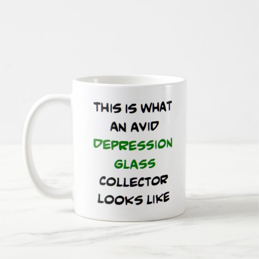 Mug collectionneur de verre dépressif, avide (Gauche)