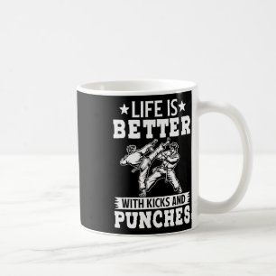 Mug Combattant de karaté coups de pied et de poing
