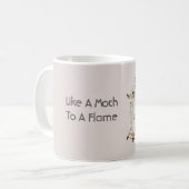 Mug Comme un papillon de nuit vers une flamme (Devant gauche)
