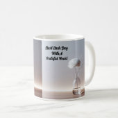 Mug Commencez chaque journée avec un coeur gracieux/un (Devant droit)