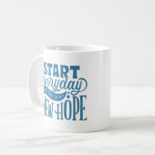 MUG COMMENCEZ TOUS LES JOURS AVEC UN NOUVEL ESPOIR (Devant gauche)
