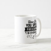 Mug Comment épelles-tu Liberté ? D-I-V-O-R-C-E Drôle (Devant droit)