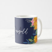Mug Composition florale moderne rose et jaune à monogr (Devant droit)