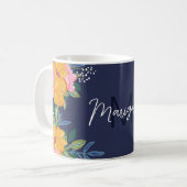 Mug Composition florale moderne rose et jaune à monogr (Devant gauche)