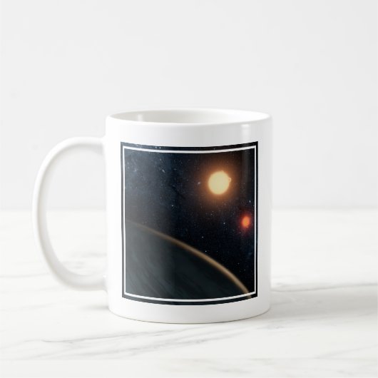 Mug Concept de l'artiste illustrant Kepler-16b. (Gauche)
