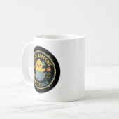 Mug Conception de badge Pâques 2026 – Chick Happens (Devant gauche)