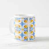 Mug Conception de carreaux botaniques dorés et bleus – (Devant gauche)
