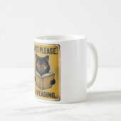 Mug Conception de chat noir de lecture silencieuse (Devant droit)