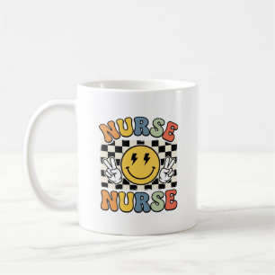 Mug Conception de chemise à carreaux smiley d'infirmiè
