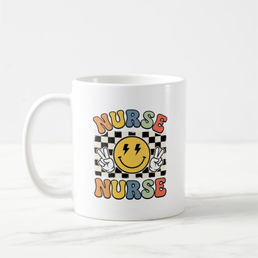 Mug Conception de chemise à carreaux smiley d'infirmiè (Gauche)
