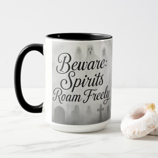 Mug Conception de cimetière brumeux où les esprits err (Avec donut)