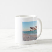 Mug Conception de citation de rivage de sable émouvant (Devant droit)