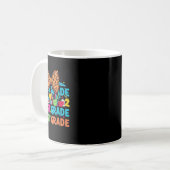 Mug Conception de crayon à nœud coquette première anné (Devant gauche)