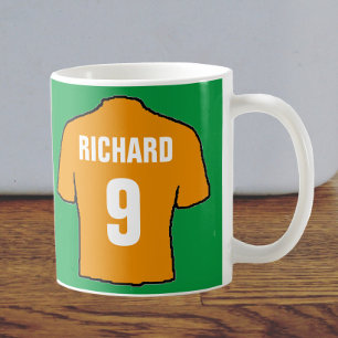 Mug Conception de maillot de football en vieux or.