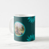 Mug Conception de mandala à feuilles sarcelles sur fon (Devant gauche)