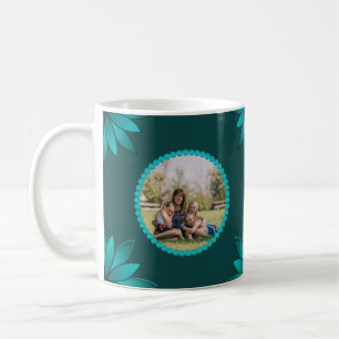 Mug Conception de mandala à feuilles sarcelles sur fon