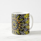 Mug Conception de mandala dessinée à la main jaune ver (Devant droit)