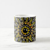 Mug Conception de mandala dessinée à la main jaune ver (Centre)