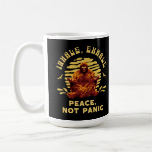 Mug Conception de méditation Bigfoot Paix et non paniq