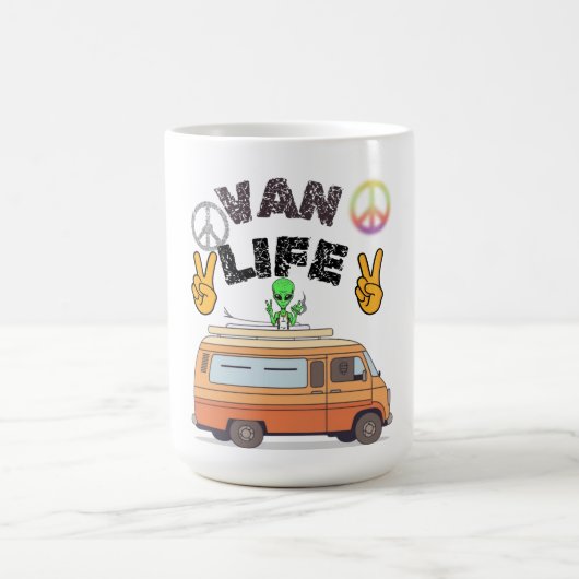 Mug Conception de signe de paix de campeur alien de vi (Centre)