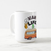 Mug Conception de signe de paix de campeur alien de vi (Devant gauche)