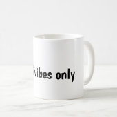 Mug Conception de typographie Good Vibes Only (Devant droit)
