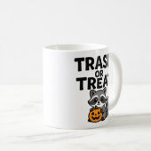Mug Conception drôle de Halloween de raton laveur 'Tra (Devant droit)