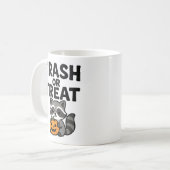 Mug Conception drôle de Halloween de raton laveur 'Tra (Devant gauche)