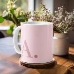 Mug Conception minimale avec grand Rose Monogramme mod<br><div class="desc">Couleurs neutres rose et rose avec une police serif moderne pour votre monogramme ou autre texte. La couleur et le texte de l'arrière - plan peuvent être modifiés si vous cliquez sur la zone de couleur avancée. Si votre art doit encore être ajusté, cliquez sur le bouton Personnaliser. Cela vous...</div>
