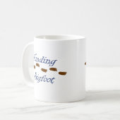Mug Conclusion de Bigfoot avec des empreintes de pas (Devant gauche)