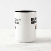 Mug Conçu pour la loyauté, propulsé par un Lab – Café (Centre)