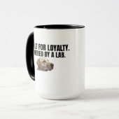 Mug Conçu pour la loyauté, propulsé par un Lab – Café (Devant gauche)