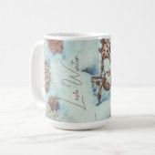 Mug Cônes de mélèze sur la neige bleue fraîche (Devant gauche)