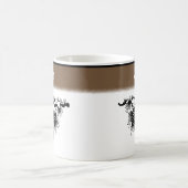 Mug Cônes de pin couvert de neige noire et blanche por (Centre)