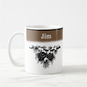 Mug Cônes de pin enneigés noir et blanc avec nom (Gauche)