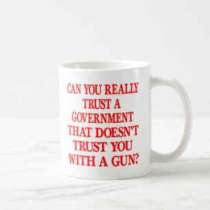 Mug Confiance blanche de gouvernement vous avec l'arme