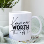 Mug Connaissez Votre Véritable Citation Motivationnell<br><div class="desc">Know Your Worth Inspirational Motivational Citation présente calligraphie moderne script noir avec le commentaire positif amusant "Connaissez votre valeur puis ajoutez l'impôt". Conçu par Evco Studio www.zazzle.com/store/evcostudio</div>