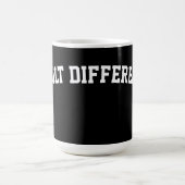 Mug Construit Différemment – Affirmation audacieuse de (Centre)