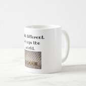 Mug Construit Différent. Debugs World Tee for Coders (Devant droit)