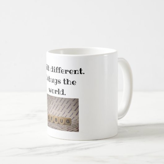 Mug Construit Différent. Debugs World Tee for Coders (Devant droit)