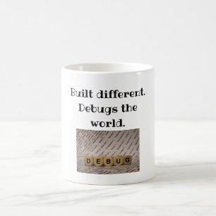Mug Construit Différent. Debugs World Tee for Coders