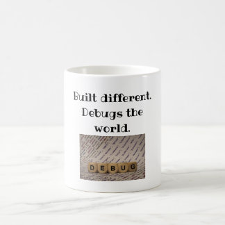Mug Construit Différent. Debugs World Tee for Coders