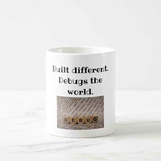Mug Construit Différent. Debugs World Tee for Coders (Centre)