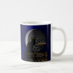 Mug Conversation Noir Chanukah avec Menorah<br><div class="desc">Une silhouette du chat noir de Théophile Steinlen pour le club Le Conversation Noir dans un cadre moderne pour Chanukah avec le chat noir avec une menorah éclairée et une lune en déclin.</div>