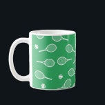 Mug Cool Blanc Retro Raquettes de Tennis Motif Vert<br><div class="desc">Raquettes de tennis blanc et vert Motif pour lui | Court De Tennis D'Été. Cadeau pour joueur de tennis, match de tennis en raquette blanche sur un arrière - plan vert. Cadeau personnalisé pour un joueur de tennis. Joueurs de tennis branchés décoration maison. Des cadeaux de joueurs de tennis modernes...</div>